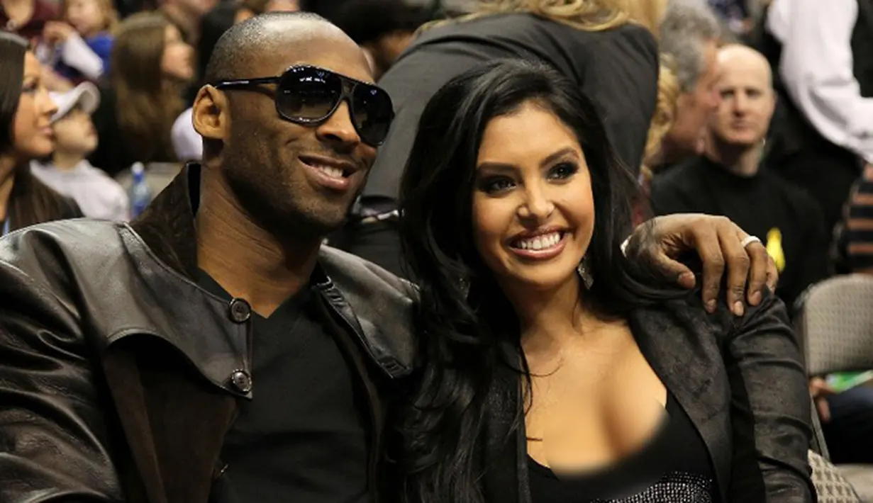 Pebasket Amerika Serikat Kobe Bryant tersenyum bersama pasangannya hidupnya Vanessa Lynne saat menghadiri gelaran Taco Bell Skills Challenge pada All-Star Saturday Night di American Airlines Center 13 Februari 2010 di Dallas, AS.  (AFP/Jed Jacobsohn)