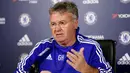 Pelatih Chelsea yang baru Guus Hiddink saat melakukan konferensi pers di tempat latihan Chelsea, Inggris, (23/12). Sebelumnya ia pernah melatih Chelsea pada 2009. (Reuters/Matius Childs)