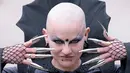 Seorang peserta dengan kostum nyentrik hadir dalam Wave Gothic Festival (WGT) di Leipzig, Jerman, 19 Mei 2018. Festival Wave and Goth adalah festival tahunan dunia untuk "dark" musik dan seni. (AP Photo/Jens Meyer)