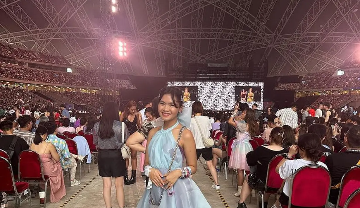 Sedangkan putrinya, Salshadilla tampil totalitas dengan mini dress organza halter neck baby blue dipadukan sandal heels nya. [@salshaindradjaja]