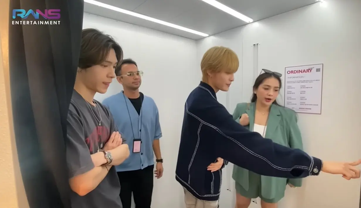 Setelah dari coffee shop, mereka melakukan sesi photo box. Nagita meminta Yanyang untuk memilih frame foto yang lucu untuk mereka. (Foto: YouTube/Rans Entertainment)