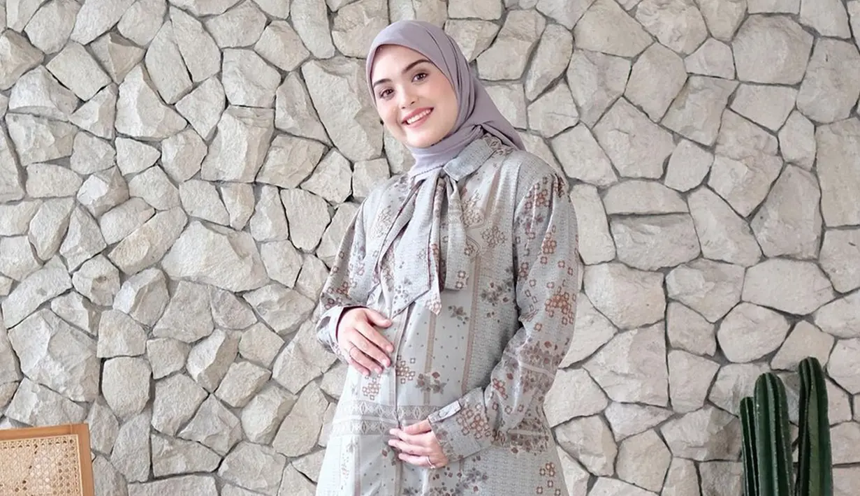 Cukup sering unggah pamer baby bump di Instagram, namun Vebby Palwinta belum ungkap usia kandungannya kini. Saat bagikan kabar bahagia tengah hamil anak kedua pun, baby bump Vebby sudah terlihat jelas. Hamil anak kedua, aura artis yang memulai kariernya dengan menjadi finalis dalam ajang pencarian bakat menyanyi Mamamia Show tahun 2010 ini makin terpancar. (Liputan6.com/IG/@vebbypalwinta)