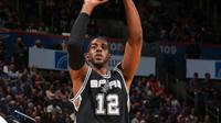 Forward San Antonio Spurs, LaMarcus Aldridge, langsung menjadi starter pada laga comaeback setelah absen dua gim karena mengalami masalah jantung. (NBA.com)