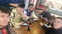 Atlet Hearthstone asal Indonesia, Jothree (kiri) bersama rekan-rekannya di Arlington, AS.  (FOTO/ Fb Jothree)