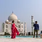 Turis mengunjungi Taj Mahal di Agra, India pada Senin (21/9/2020). Taj Mahal kembali dibuka untuk umum hari ini, Senin (21/9), dalam gerakan simbolis seperti biasa, bahkan ketika India tampaknya akan mengambil alih AS sebagai pemimpin global dalam infeksi Virus Corona COVID-19. (Sajjad HUSSAIN/AFP)