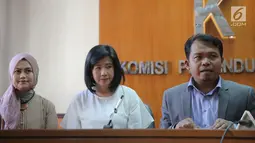 Ketua KPAI Susanto memberikan keterangan usai bertemu tim dari RS Mitra Kalideres di Gedung KPAI, Jakarta, Senin (18/9). KPAI sebelumnya telah melakukan pemanggilan kepada RS Mitra terkait kasus meninggalnya Debora. (Liputan6.com/Faizal Fanani)