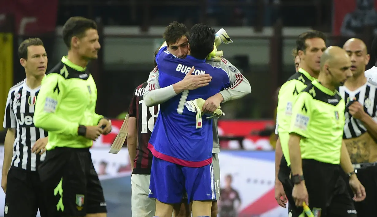 Kiper AC Milan Gianluigi Donnarumma berpelukan dengan kiper Juventus, Gianluigi Buffon usai pertandingan Liga Italia Serie A di stadion San Siro di Milan pada 9 April 2016. (AFP Photo/Olivier Morin)