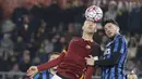 Pemain Roma, Edin Dzeko (kiri) berduel dengan pemain Inter Milan, Danilo D'Ambrosio pada lanjutan Serie A, di Stadion Olimpico, Sabtu atau Minggu (20/3/2016) dini hari WIB. (REUTERS/Max Rossi)