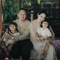 Untuk warna lebih netral, kamu bisa gunakan color palette earth tone. Kombinasi warna hijau sage, khaki, dan beige ala Ringgo dan Sabai bisa kamu tiru. [Instagram/sabaidieter]