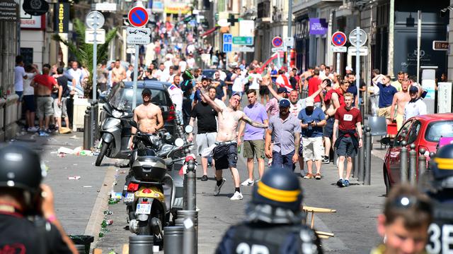 20160612- Fans Inggris Bentrok dengan Fans Rusia di Marseille-Prancis-AFP Photo-