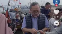 Video Ketua Umum Partai Amanat Nasional (PAN) Zulkifli Hasan (Zulhas) bagi-bagi uang ke nelayan viral di media sosial. ( TikTok PAN @amanat_nasional)