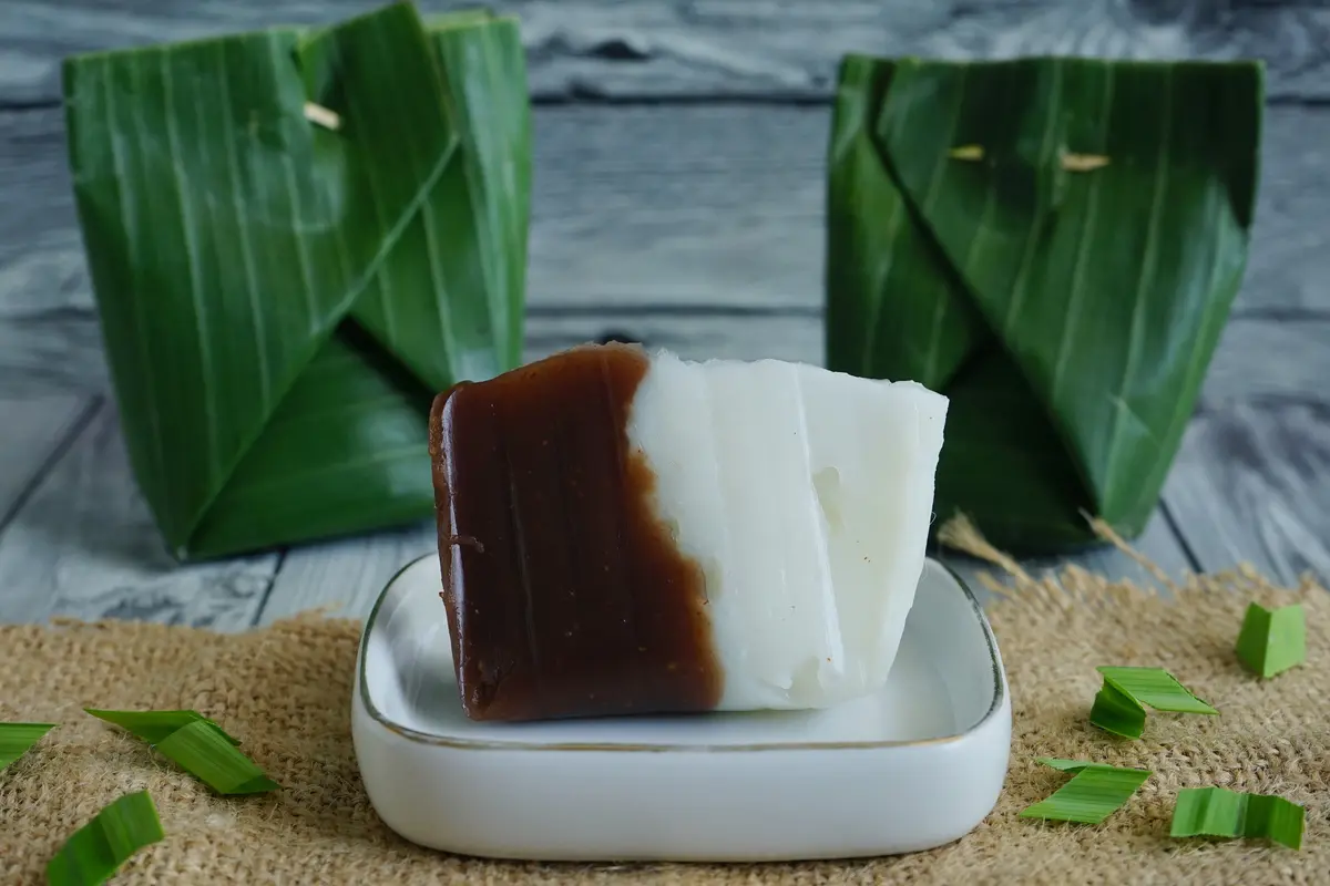 kue mega mendung