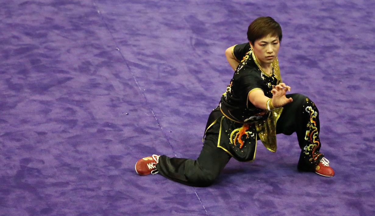 Atlet Wushu asal Cina, Hai Ling Wei saat beraksi, pada Kejuaraan Dunia Wushu 2015 di Istora Senayan, Jakarta, Minggu(15/11/2015). (Bola.com/Nicklas Hanoatubun)