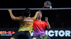Pebulu tangkis Indonesia, Anthony Ginting (kiri) dari tim Hurricanes mengembalikan kok ke arah pebulu tangkis Jepang, Kodai Naraoka dari tim Rockets dalam laga tunggal putra Badminton XL 2025 di Istora Senayan, Jakarta, Minggu (05/10/2025). (Bola.com/Bagaskara Lazuardi)
