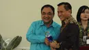 Direktur Utama Indosiar Imam Sudjarwo (tengah) saat menerima penghargaan HPN 2017 jelang peluncuran Jaringan Wartawan Anti Hoax oleh Wakil Presiden Jusuf Kalla di Jakarta, Jumat (28/4). (Liputan6.com/Helmi Fithriansyah)