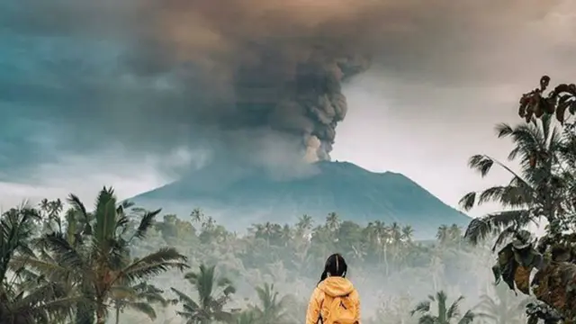Beragam Gaya Turis di Bali Nikmati Letusan Gunung Agung