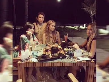 Penyanyi Syahrini memamerkan foto kedekatannya dengan bintang Hollywood Paris Hilton di Bali. (instagram.com/princessyahrini)