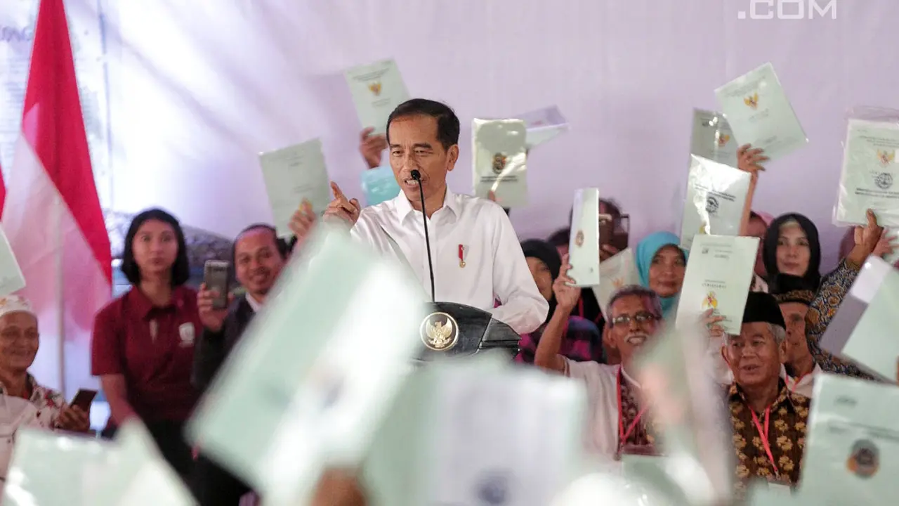 Jokowi Bagikan Sertifikat Tanah