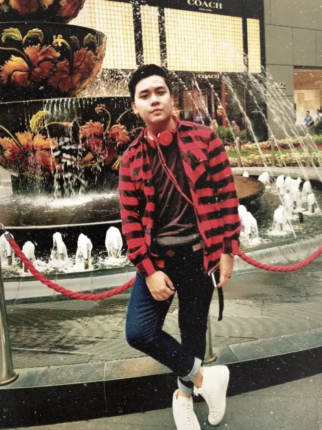 Sempat Viral, Ini 6 Potret Donny Prima Yuszela Sosok Pramugara Suapi Orang Tua