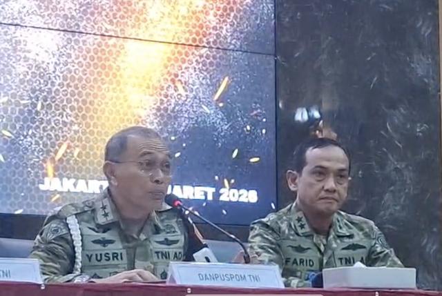 Danpuspm TNI Mayjen Yusri Nuryanto konferensi pers empat anggota TNI terkait kasus penyiraman air keras Andrie Yunus. (Nur Habibie/merdeka.com)