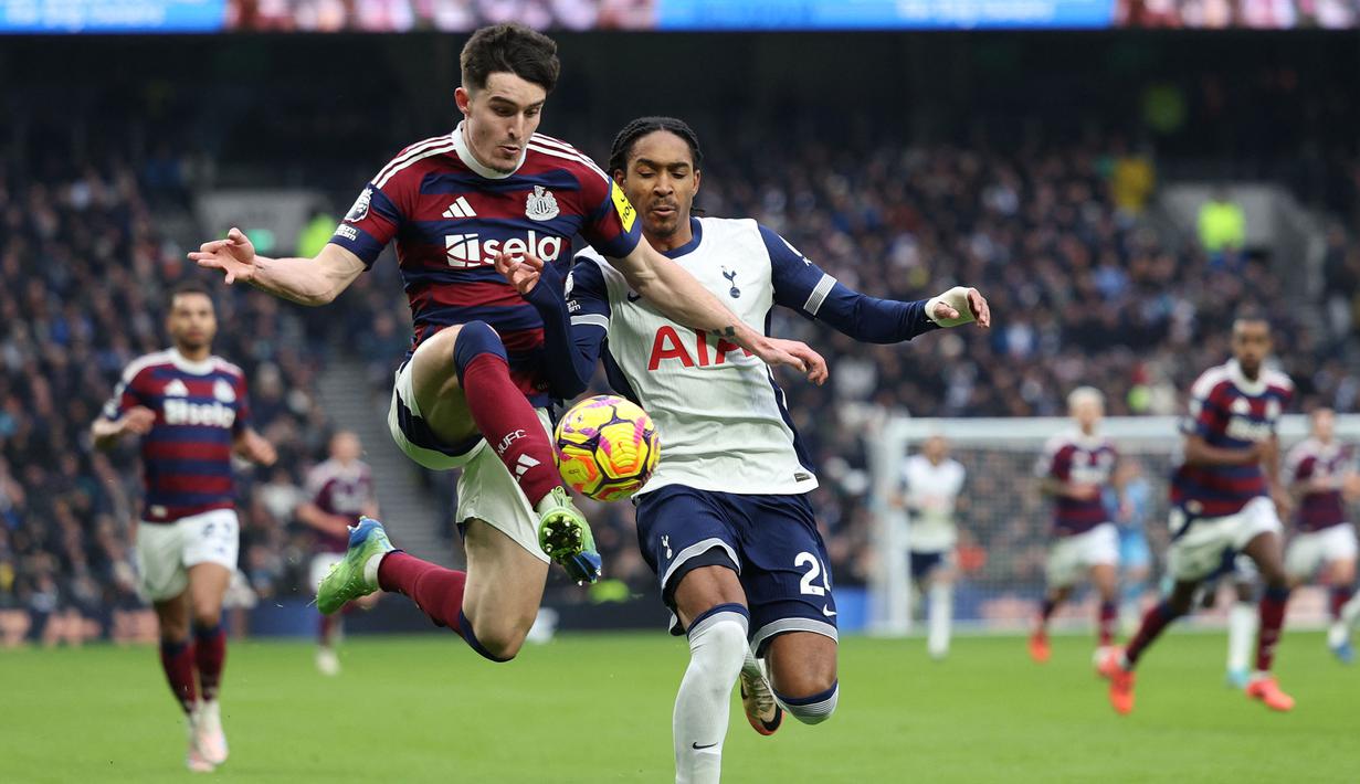 Pemain Newcastle, Valentino Livramento (kiri) mengontrol bola dibayangi pemain Tottenham Hotspur, Djed Spence dalam laga lanjutan Liga Inggris 2024/2025 di Tottenham Hotspur Stadium, London, Inggris, Sabtu (04/01/2025). (AFP/Adrian Dennis)