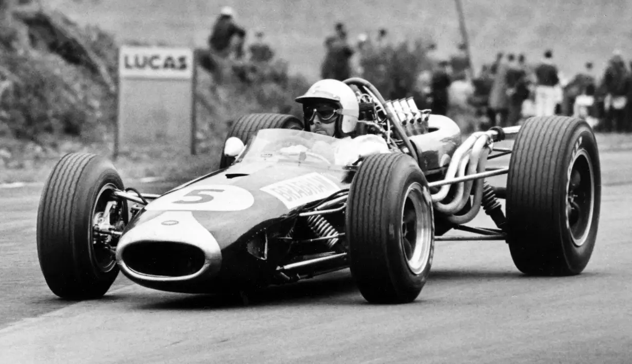 Jack Brabham adalah salah satu pembalap terbaik di dunia. ia dapat memecahkan rekor dunia kala itu, ketika dirinya menjadi seorang juara dunia di tahun 1966 dengan tim pribadi miliknya. Sampai saat ini, rekor Jack Brabham belum terpecahkan. (Foto: AFP/Central Press Photo Ltd)