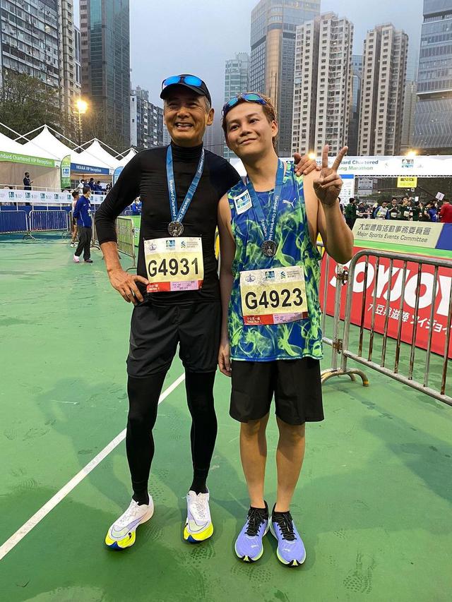 6 Potret Terbaru Aktor Chow Yun Fat 'Raja Judi', Ikut Lomba Lari 10 Km di Usia 67 Tahun