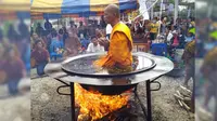 Seorang biksu dari Nong Bau Lamphu, Thailand melakukan aksi ekstrim dengan berdoa di dalam tong besar yang berisi minyak mendidih.