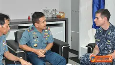 Citizen6, Tanjung Priok: Staf ODC Amerika Serikat,  LCdr. Christopher Giacomaro didampingi staf Dirjen Kemhan dan Staf Mabes TNI AL mengunjungi Mako Kolinlamil di Tanjung Priok, Senin (9/4). (Pengirim: Kadispen Kolinlamil)