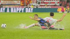 Pemain Inter Milan, Henrikh Mkhitaryan (kiri) berebut bola dengan pemain RB Salzburg, Dijon Kameri pada laga uji coba pramusim di Red Bull Arena, Austria, 10 Agustus 2023 WIB. (AFP/APA/Krugfoto)
