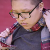 Kamu bisa bikin 7 gaya berbeda dari selendang favoritmu.