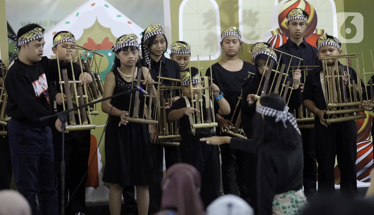 Siswa dari sekolah tari difabel Belantara Budaya Indonesia saat acara peluncuran sekolah tari tradisional gratis difabel di Margo City, Depok, Jawa Barat, Sabtu (3/12/2022). Acara yang juga sekaligus memperingati Hari Disabilitas Internasional ini menampilkan tarian tradisonal Indonesia di mana sebagian besar penarinya adalah penyandang disabilitas. (Liputan6.com/Johan Tallo)