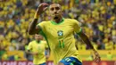 Eksekusi penalti Raphinha pada menit ke-38 membuka keunggulan Brasil atas Peru. (NELSON ALMEIDA/AFP)