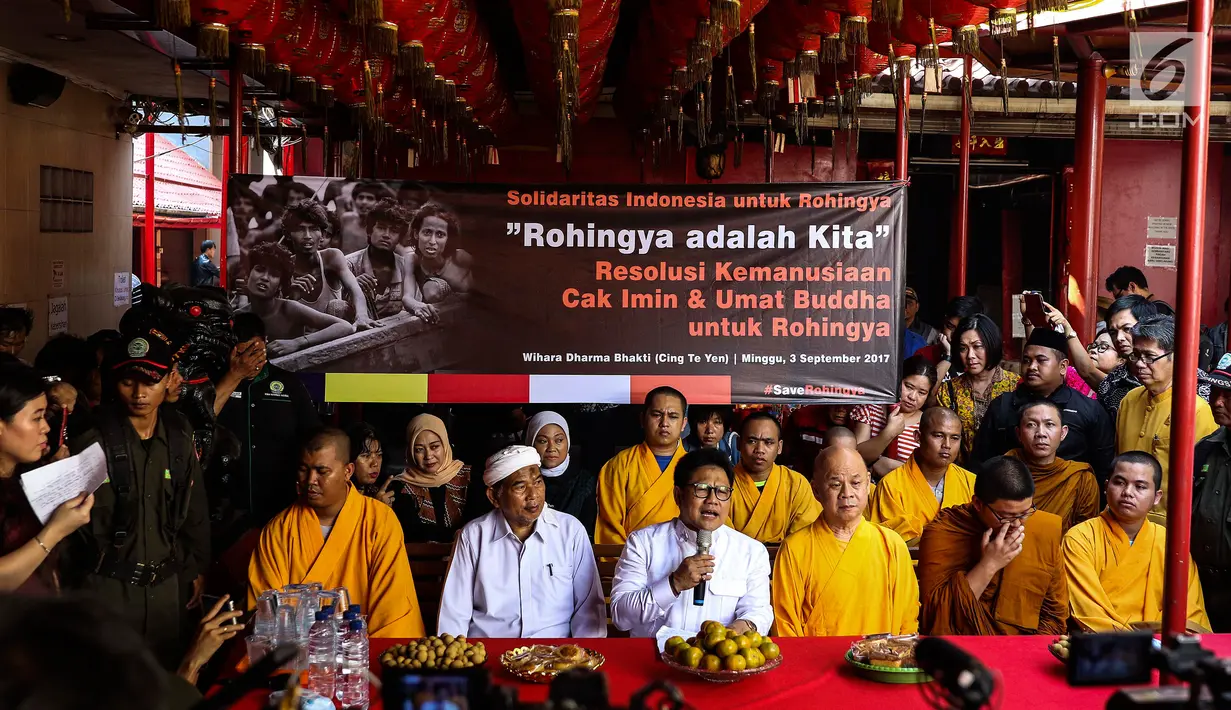 Suasana dialog tentang kekerasan terhadap muslim Rohingya di Wihara Dharma Bhakti (Cing Te Yen) Petak Sembilan Glodok, Jakarta, Minggu (3/9). Dialog tersebut merupakan bentuk solidaritas untuk muslim Rohingya. (Liputan6.com/Angga Yuniar)