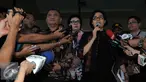 Menteri Keuangan Sri Mulyani memberikan keterangan kepada awak media usai mendatangi KPK, Jakarta, Kamis (22/9). Kedatangan Sri Mulyani selain melaporkan LHKPN, juga melakukan pertemuan dengan pimpinanan KPK Agus Rahardjo dkk. (Liputan6.com/Helmi Afandi)
