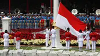 Paskibraka mengibarkan Bendera Merah Putih saat upacara Pengibaran Bendera Merah Putih dalam rangkaian Peringatan Detik-detik Proklamasi Kemerdekaan ke-73 di Istana Merdeka, Jakarta, Jumat (17/8). (Liputan6.com/HO/Eko Purwanto)