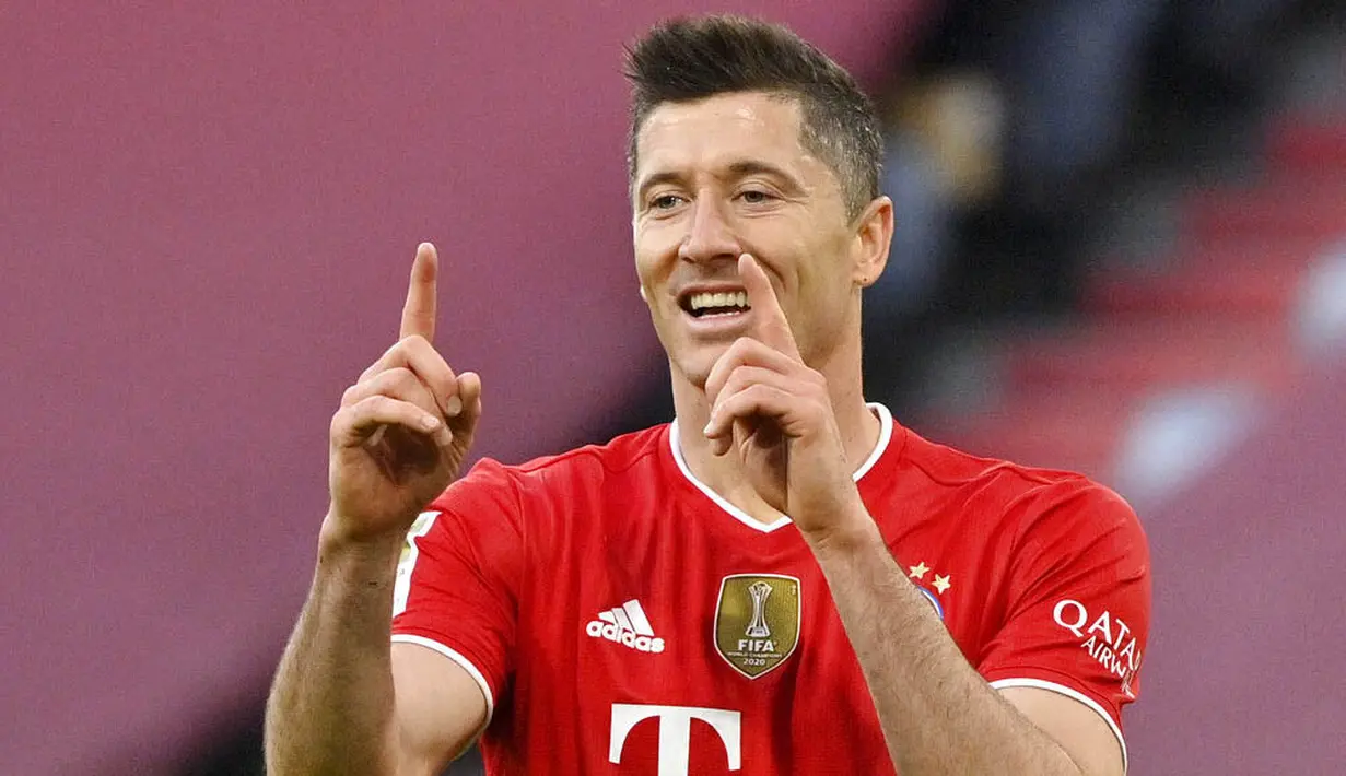 Striker Bayern Munchen, Robert Lewandowski, melakukan selebrasi usai mencetak gol ke gawang Moenchengladbach pada laga Liga Jerman di Allianz Arena, Sabtu (8/5/2021). Bayern Munchen menang enam gol tanpa balas. (Peter Kneffel/Pool via AP)