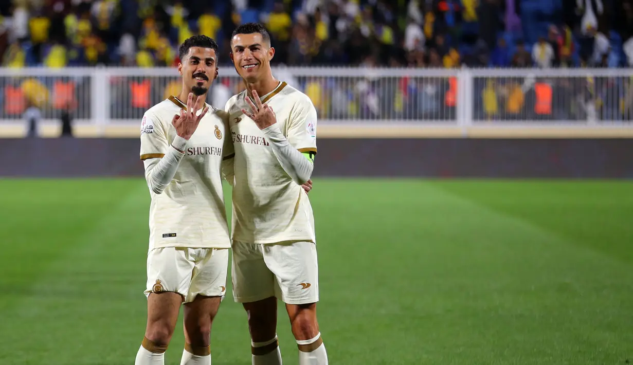 Pemain Al Nassr, Cristiano Ronaldo berpose bersama rekannya setelah mengalahkan Damac FC pada laga lanjutan Liga Arab Saudi di Prince Sultan bin Abdulaziz Sports City Stadium, Abha, Arab Saudi, Sabtu (25/2/2023) malam WIB. CR7 berhasil mencetak hattrick pada menit ke-18, 23', dan 44'. (Twitter/@AlNassrFC)