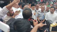 Anas Urbaningrum saat menyampaikan pidatonya usai bebas di halaman Lapas Sukamiskin Bandung, Selasa (11/4/2023). Arya Prakasa/Liputan6.com