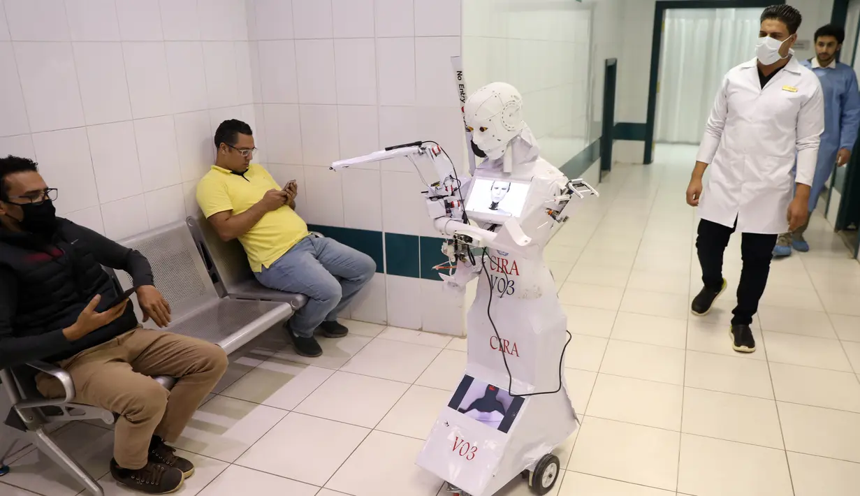 Robot Cira 03 terlihat di sebuah rumah sakit di Kota Tanta, Provinsi Gharbiya, Mesir, 3 Desember 2020. Penemu robot tersebut, Mahmoud el-Komy, merupakan seorang perekayasa mekatronika asal Mesir berusia 27 tahun. (Xinhua/Ahmed Gomaa)