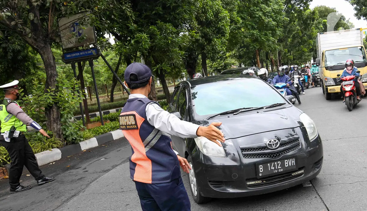 Petugas memberhentikan kendaraan roda empat saat uji coba ganjil-genap di Jalan Margonda Raya, Depok, Jawa Barat, Minggu (5/12/2021). Polres Metro Kota Depok bersama Dishub menyiapkan enam pos pemeriksaan dalam melaksanakan uji coba penerapan ganjil-genap (gage). (Liputan6.com/Herman Zakharia)