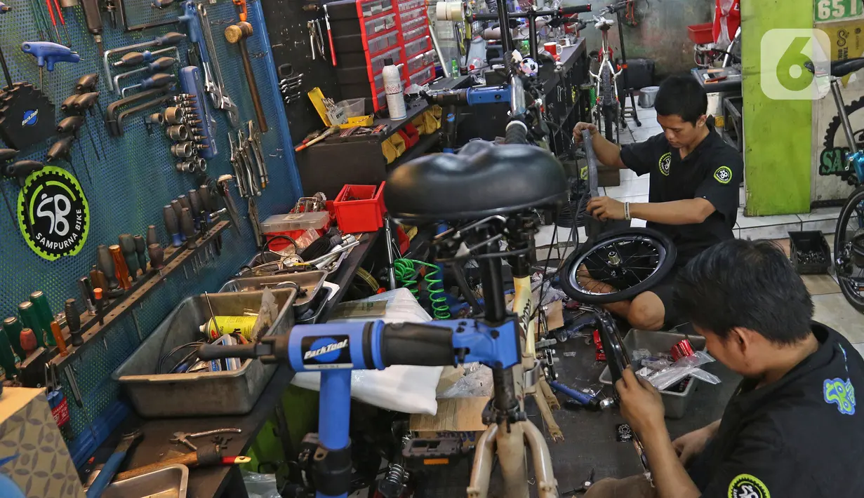 Mekanik memperbaiki dan merestorasi sepeda di Workshop Sampurna Bike Kalibata, Jakarta, Kamis (9/7/2020). Tren bersepeda yang sedang tinggi di masyarakat menjadikan permintaan perbaikan sepeda di bengkel tersebut meningkat hingga 300 persen. (Liputan6.com/Herman Zakharia)