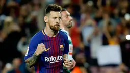 Penyerang Barcelona, Lionel Messi melakukan selebrasi usai mencetak gol ke gawang Eibar pada La Liga Spanyol di stadion Camp Nou di Barcelona, Spanyol, (19/9). Messi mencetak gol pada menit 20, 59,62 dan 87.  (AFP Photo/Pau Barrena)