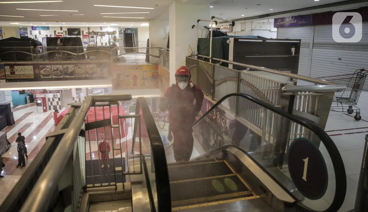 Petugas Damkar saat menyemprotkan cairan disinfektan di Blok M Square, Jakarta, Selasa (23/6/2020). Penyemprotan cairan disinfektan tersebut bertujuan untuk mencegah penyebaran COVID-19. (Liputan6.com/Faizal Fanani)