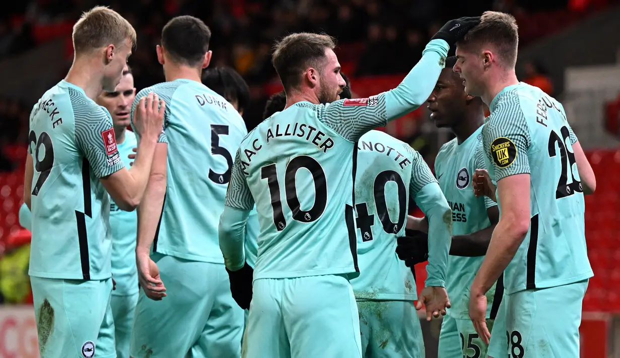 Pemain Brighton and Hove Albion Evan Ferguson (kanan) merayakan dengan rekan setimnya setelah mencetak gol ke gawang Stoke City pada pertandingan sepak bola putaran kelima Piala FA di Stadion bet365, Stoke on Trent, Inggris, 28 Februari 2023. Brighton and Hove Albion mengalahkan Stoke City dengan skor 1-0. (Oli SCARFF/AFP)