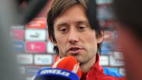 Tomas Rosicky mengumumkan pensiun dari dunia sepak bola pada usia 37 tahun. (AFP/Guillaume Souvant)