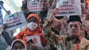 Anggota Fraksi PKS memegang poster bertuliskan “Tolak Kenaikan Harga BBM” seusai walkout dari Rapat Paripurna ke-4 masa persidangan I tahun 2022-2023 di Kompleks Parlemen, Senayan, Jakarta, Selasa (6/9/2022). Seluruh pimpinan dan anggota Fraksi PKS tampak ramai-ramai meninggalkan kursinya. (Liputan6.com/Angga Yuniar)