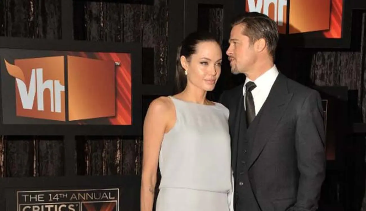 Drama kehidupan Angelina Jolie dan Brad Pitt memang terus bergulir. Proses cerai tak kunjung usai, justru menambah permasalahan di antara Pitt dan Jolie. Kabar terbaru, Pitt mengkhawatirkan soal pendidikan anak-anaknya. (AFP/Frazer Harrison)