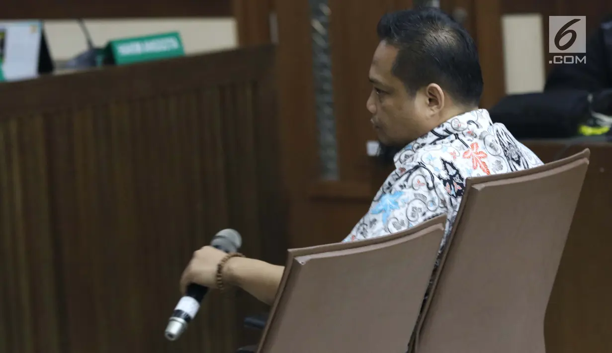 Panitera pengganti pada Pengadilan Tipikor Medan, Helpandi saat menjalani sidang pembacaan tuntutan di Pengadilan Tipikor, Jakarta, Kamis (14/3). Helpandi dituntut 8 tahun penjara serta denda senilai Rp 320 juta. (Liputan6.com/Helmi Fithriansyah)