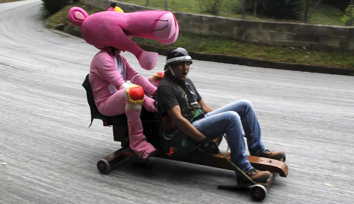 Seorang peserta mengenakan kostum karakter kartun ‘Pink Panther’ saat mengikuti festival Roller Cart ke-26 di Medellin ,Kolombia, Senin (6/9/2015).Ini merupakan acara tahunan yang diselenggarakan warga Kolombia. (REUTERS/Fredy Builes)